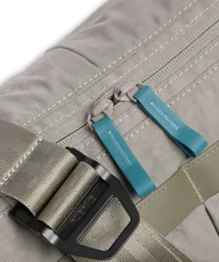 District Collection Yoyogi 14L Umhängetasche recyceltes Nylon graugrün